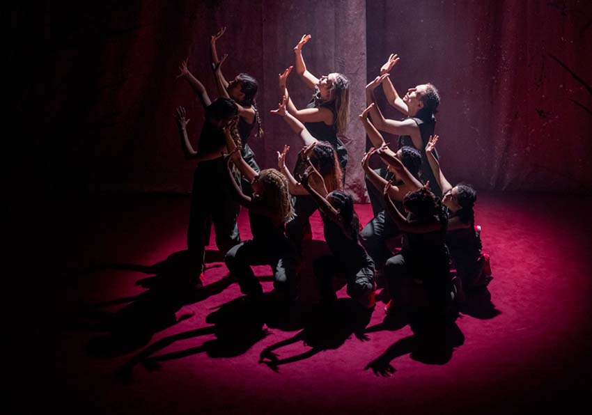 Imatge del esdeveniment:Grup d'actors en l'escenari actuant
